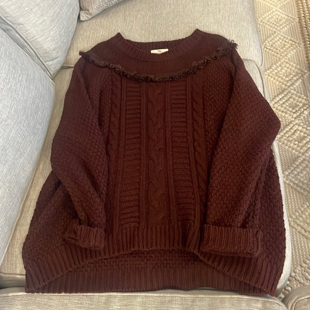 Oversized maroon sweater with crew neck detailing
